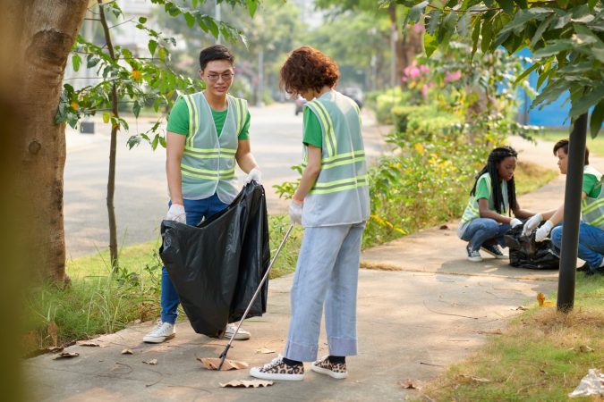 couple-volunteering-in-public-park-2025-01-29-12-48-11-utc