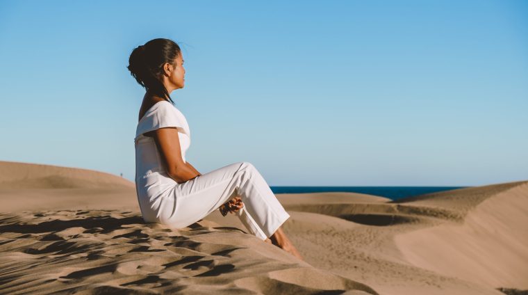 young-woman-at-the-dessert-of-maspalomas-sand-dune-2025-01-08-19-07-04-utc